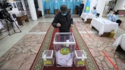 Оппозицияның қатысуынсыз өтіп жатқан парламент мәжілісі және жергілікті мәслихаттар сайлауына дауыс беріп тұрған адам. Алматы, 10 қаңтар 2021 жыл.