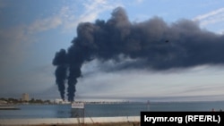 Пожар на нефтебазе в Феодосии после атаки беспилотниками, октябрь 2024 года