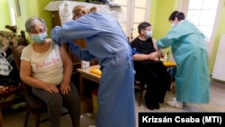 A Pfizer termékével oltanak a döri Katalin idősotthonban 2021. január 30-án. 