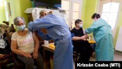 A Győr-Moson-Sopron megyei Dör településen oltanak 2021. január 30-án