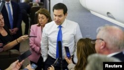 Secretarul de stat al SUA, Marco Rubio, vorbește cu reporterii în avionul său, în timp ce zbura din Suriname la Miami, la 27 martie.