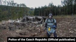 Чешки специалист по взривовете по време на оглед в района на взривения през 2014 г. склад във Врбетице