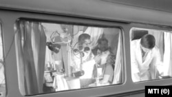 Rendelés a Szabolcs-Szatmár Megyei Tanács mozgó fogászati szakrendelőjében 1963-ban