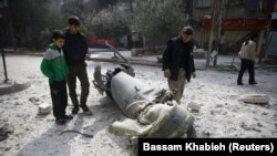 Stanovnici Gute nad ostatcima projektila.