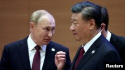 Владимир Путин и Си Дзинпин разговарят по време на срещата на върха на Шанхайската организация за сътрудничество в Самарканд, Узбекистан, 16 септември 2022 г.