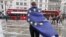Протестувальник проти «Брекзиту», загорнутий в європейський прапор, залишає мітинг, Лондон, 28 червня 2016 року