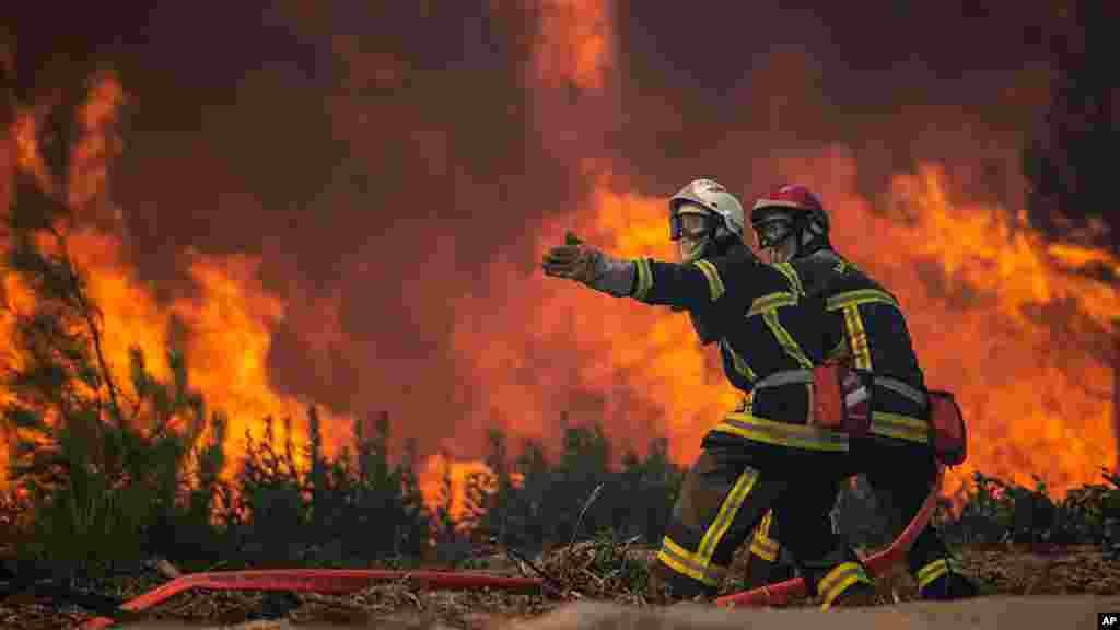 Pompierii din regiunea Gironde încearcă să stingă un incendiu de pădure în zona La Test-de-Buch, în sud-vestul Franței, 18 iulie 2022.&nbsp; La Nantes, în apropiere de coasta atlantică, au fost înregistrate luni 42 de grade Celsius, depășind recordul anterior de 40,3 de grade stabilit în 1949.