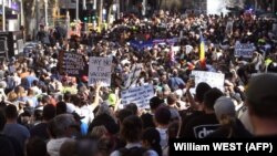 Демонстранти маршираат низ улиците на Мелбурн за време на собирот против ковид мерките на 21 август 2021 година.