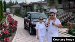 Бермет Анварбекова и Азамат Доронбеков с сыном. (Фото взято из социальных сетей)