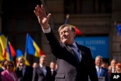 Crin Antonescu face din mână mulțimii, după ce și-a înregistrat candidatura în alegerile prezidențiale, în luna martie