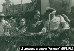 Полковник Меликов, началник на Политическия отдел на 37-а армия, при посрещането на част от Червената армия в София през септември 1944 г. Източник: Централен държавен архив