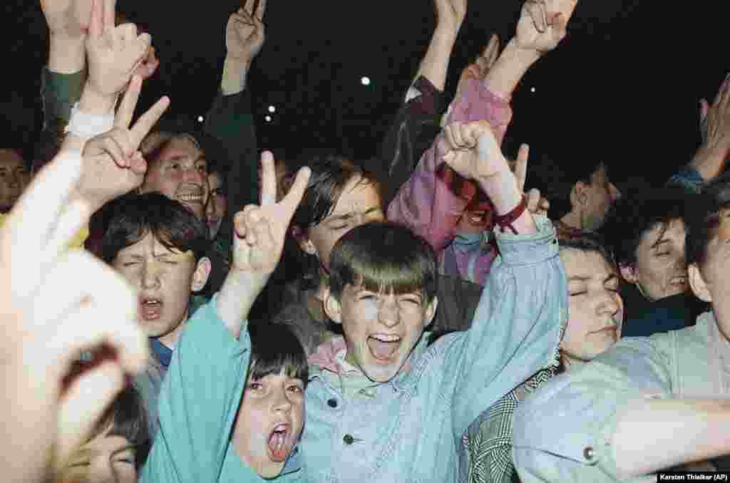 Mladi iz Srebrenice protestuju protiv UN-a ispred hotela u Tuzli, 18. aprila 1993. godine