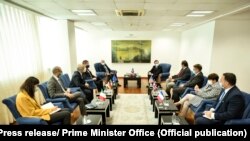 Kryeministri i Kosovës, Albin Kurti, dhe ministri i Brendshëm, Xhelal Sveçla, gjatë takimit me përfaqësuesit ndërkombëtarë në Prishtinë, 21 shtator, 2021.