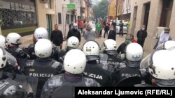 Policija i protivnici ustoličenja Mitropolita crnogorsko-primorskog Srpske pravoslavne crkve Joanikija u Cetinjskom manastiru, u jednoj od ulica na Cetinju, 5. septembra 2021.