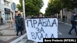 Nekolicina građana demonstrira protiv najavljene smjene ministra Leposavića, uz transparent: "Pravda za Vlada"