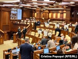 Comuniștii, socialiștii și foștii deputați ai Partidului Șor au părăsit sala plenului când Maia Sandu a urcat la tribună pentru a-și susține discursul.