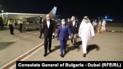 Емил Караниколов (в средата) на летището в Абу Даби