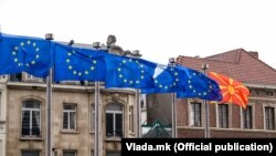 Flamuj të BE-së dhe të Maqedonisë së Veriut. 