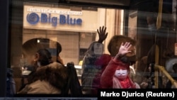 Илустрација - Луѓе со заштитини маски во градски автобус во Белград, Србија, октомври 2020