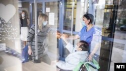 Két külön bejárattal rendelkező plexivel leválasztott teremben ülő betegek biztonságos körülmények között találkozhatnak a hozzátartozóikkal a Gottsegen György Országos Kardiológiai Intézetben.