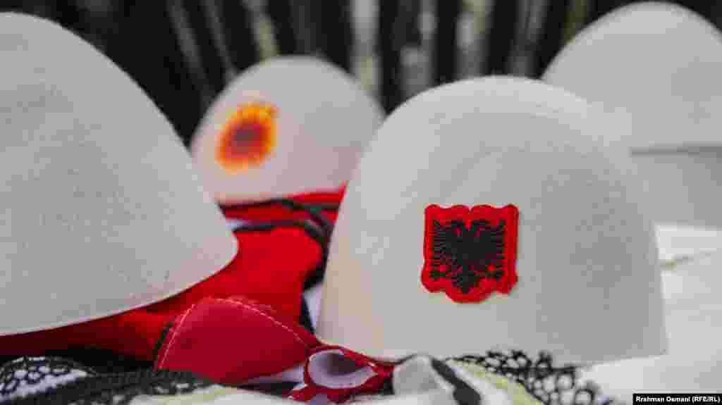 ... plisat e bardhë, simbol i identitetit kombëtar shqiptar...