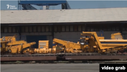 «БелАЗы», завезенные компанией «Дизель комплект» (кадр из видеосюжета).