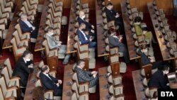 Депутатите заседаваха повече от 12 часа по промените в Закона за мерките и действията по време на извънредното положение