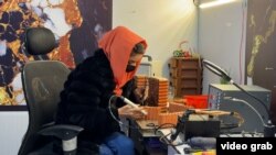 Zahra Ali, 22, pravi punjive baterije koje pomažu da se nadomesti nepouzdane električne mreže u Avganistanu