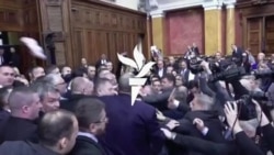 Тепачка на власта и опозицијата во српскиот парламент