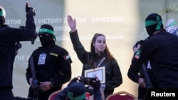 Militanti Hamasa puštaju na slobodu izraelsku vojnikinju Agam Berger, u Džabaliji, sjeverno područje Pojasa Gaze, 30. januara 2025.