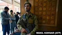 Авганистанските сили ги чуваат џамиите.