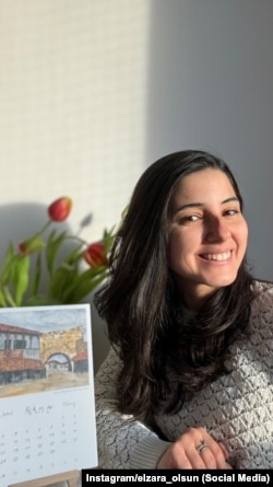 Эльзара с календарем на основе ее крымских рисунков