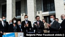 Szijjártó Péter magyar (k) és Dmitro Kuleba ukrán külügyminiszter, 2020. szeptember 23-án Ungváron átadja a magyar állam által Kárpátaljának ajándékozott lélegeztetőgépeket.