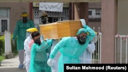 روغتيايي‌کارکوونکي د کورونا وژلي تن مړی وړي