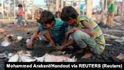 Djeca na ostacima domova nakon požara u izbjegličkom kampu za Rohinje u Bangladešu, 14. januar 2021. 