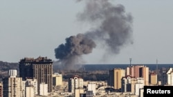 Galerie foto | Rusia bombardează Kievul și alte orașe din Ucraina. O capitală în căutare de apă potabilă