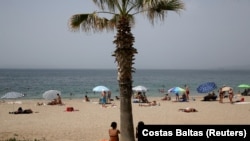 Grčka, koja zavisi od turizma, ukinula je skoro sve putne restrikcije. Na slici, plaža nedaleko od Atine 1. jula 2021. 