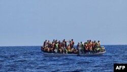 Arhivska fotografija broda sa migrantima u vodama Sredozemlja na jugoistoku Kipra, prije operacije spašavanja, iz 20. avgusta 2023.
