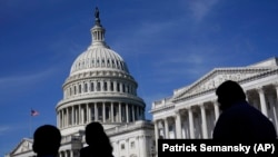 Ljudi šetaju ispred zgrade američkog Capitola u Washingtonu, 9. juna 2022.