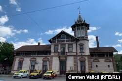 Gara Băi, Gara „mică”, cum îi spun localnicii, a fost construită în 1910 pentru cei care veneau la băi. Gara „mare” fusese construită din 1902.