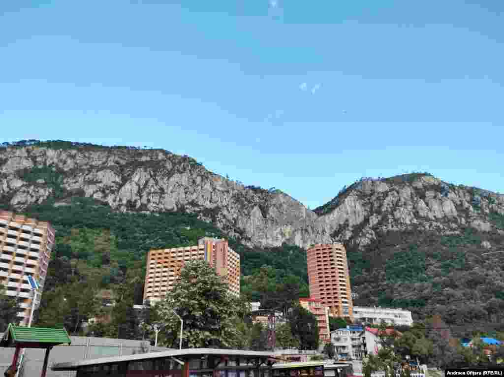 Hotelurile Afrodita, Minerva, Diana și Dacia sunt astăzi deschise tot timpul anului, în urmă cu câțiva ani erau deschise numai vara. Hotelurile au fost construite în perioada comunistă pentru a dezvolta capacitatea de cazare a stațiunii.&nbsp;