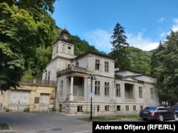 Vila Elisabeta, unde a locuit Sisi, Împărăteasa Elisabeta a Austriei, este unul dintre simbolurile stațiunii de pe malul Cernei. Sisi a vizitat în mai multe rânduri staţiunea, iar în 1887, a stat aici şase săptămâni. Vila este în prezent înschisă după ce Ministerul Culturii a eșuat să o reabiliteze în 2013. Urmează ca primăria să ă reabiliteze printr-un proiect european începând cu luna septembrie. Vila Elisabeta va fi muzeu, bibliotecă și casă de cultură