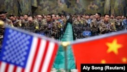 Vojno osoblje američke vojske i kineske Narodne oslobodilačke vojske tokom ceremoniji zatvaranja vježbe "Razmjena upravljanja katastrofama" u Kini, 17. novembar 2018. 