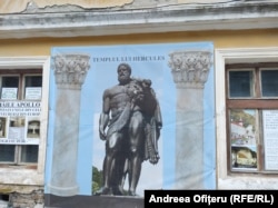 Băile Apollo, altădată pline de turiști, sunt în prezent închise. Unele din clădirile din Piața Hercules sunt acoperite cu afișe precum cel din imaginea alăturată.