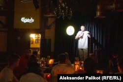 Dmitro Zaharcsenko fellép egy kijevi klubban: „Mi vicceket mondunk, ti pedig nevettek. Ennyire egyszerű”