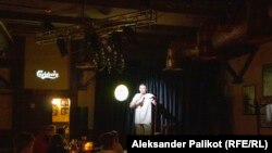 Komediani Dmytro Zakharchenko duke performuar në Kiev. 8 gusht 2022.