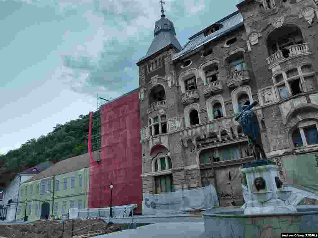 Pavilionul 5 sau fostul Hotel Ferdinand din perioada interbelică se află în reabilitare într-un proiect al Armatei. El a fost de la început hotel pentru soldații care veneau la tratamente balneare.&nbsp;