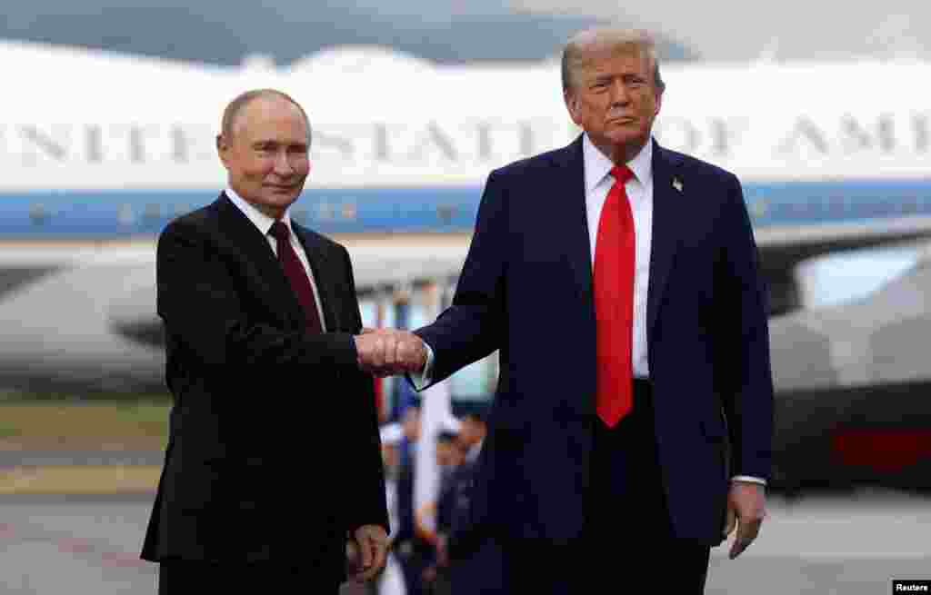 Miután Putyin nem sokkal a csúcstalálkozó előtt megérkezett az amerikai támaszpontra elnöki repülőgépének fedélzetén, Trump a vörös szőnyeggel borított kifutópályán fogadta őt