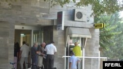 Луѓе во банка. Ќе ги покријат ли месечните примања, се повисоките трошоци? 