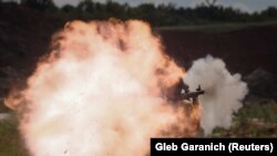 Një ushtar ukrainas sulmon me granatahedhës. Donbas, korrik 2022.
